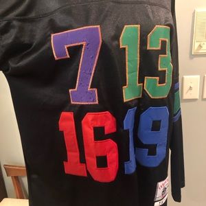 1975 throw backs quarter back jersey size large but it’s big.